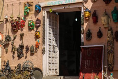 Jaisalmer, Rajasthan caddesinde sanat & zanaat dükkanı.