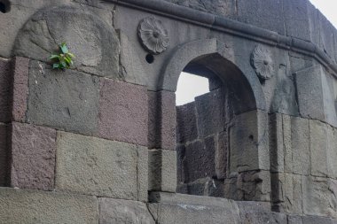 Shaniwarwada 'da bir harabe penceresi. Shaniwarwada, Hindistan 'ın Maharashtra kentindeki Pune şehrinde 1732 yılında inşa edilmiş tarihi bir kaledir..