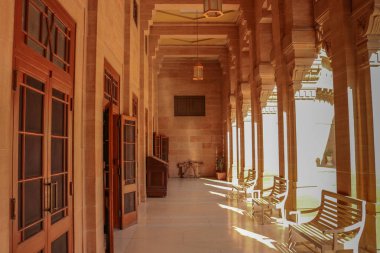 Jodhpur, Rajasthan, Hindistan - 26 Ekim 2018: Rajasthan'daki Jodhpur'da bulunan Umaid Bhawan Sarayı'ndaki koridor, dünyanın en büyük özel konutlarından biridir.. 
