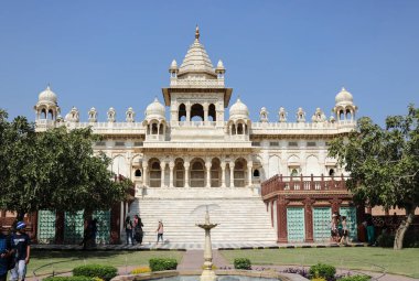 Jaisalmer, Rajasthan, Hindistan - 27 Ekim 2018:Jaswant Thada, Jodhpur'da bulunan bir cenotaph. 1899 yılında Jodhpur Eyaleti'nden Maharaja Sardar Singh tarafından babasının anısına inşa edilmiştir..