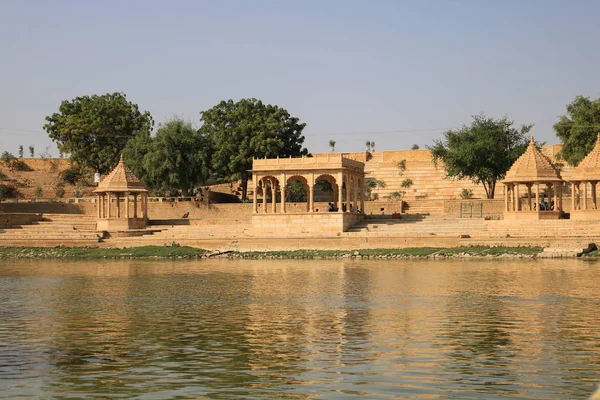 ジャイサルマーの人工貯水池 ガディサール湖 ジャイサルマーの最初の支配者 ラジャ ラワル ジャイサルによって建てられ 寺院やガート — ストック写真