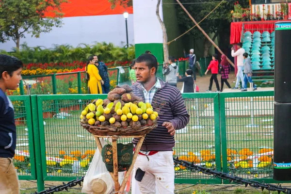 Delhi Inde Janvier 2019 Vendeur Fruits Indiens Assis Sur Son — Photo