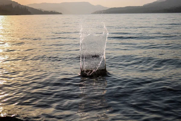 湖に水が落ち ストックフォト