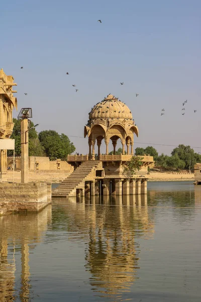 Świątynia Środku Jeziora Sztuczny Zbiornik Wodny Jezioro Gadisar Jaisalmer Zbudowany Obraz Stockowy