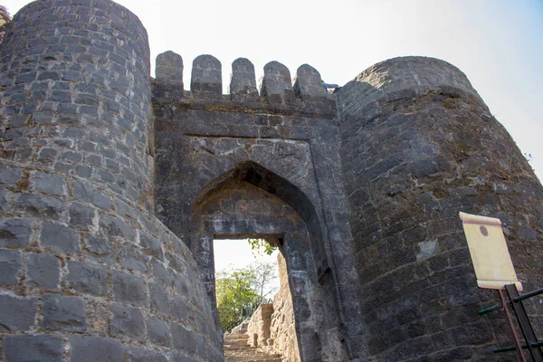 シンハガドへの入り口 シンハガド Sinhgad Sinhgad インドのプネー市の南西に位置する要塞である 砦は2000年前に建設されたかもしれない ストック画像