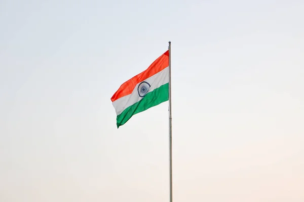 インドの国旗は インドサフラン 白とインドグリーンの水平長方形の三色です アショカチャクラ 24スポークホイールで ストック画像