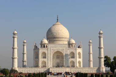 Yamuna Nehri kıyısında görkemli bir şekilde yer alan Tac Mahal, Hindistan'ın Agra kentinde bulunan fildişi-beyaz mermer bir mozoledir. Tac Mahal, Şah Cihan tarafından eşi Mümtaz Mahal'in anısına yaptırılmıştır..
