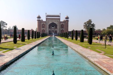 Agra, Up, Hindistan - 7 Mart 2019: Agra, Hindistan'da suda yansıması ile ana Tac Mahal ana kapısı Perspektif görünümü.