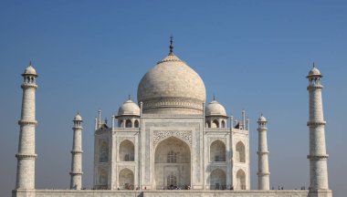Yamuna Nehri kıyısında görkemli bir şekilde yer alan Tac Mahal, Hindistan'ın Agra kentinde bulunan fildişi-beyaz mermer bir mozoledir. Tac Mahal, Şah Cihan tarafından eşi Mümtaz Mahal'in anısına yaptırılmıştır..