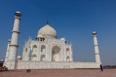 Yamuna Nehri kıyısında görkemli bir şekilde yer alan Tac Mahal, Hindistan'ın Agra kentinde bulunan fildişi-beyaz mermer bir mozoledir. Tac Mahal, Şah Cihan tarafından eşi Mümtaz Mahal'in anısına yaptırılmıştır..