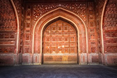 Agra, Up, Hindistan - 7 Mart 2019: Tac Mahal kompleksinin içinde yer alan kırmızı taş ve Babür tarzı mimariden yapılmış Mescid-i Haram'ın içi.