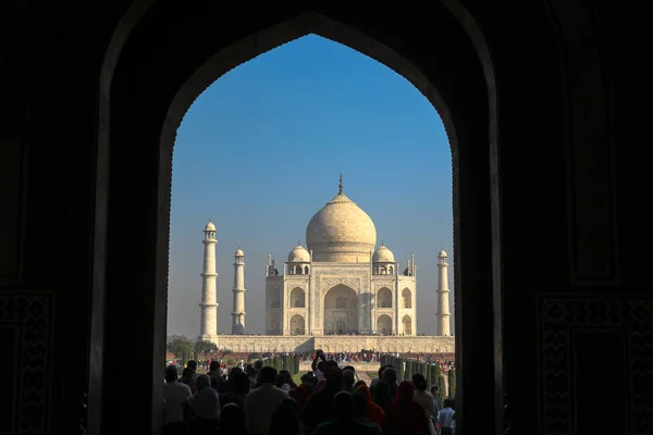 Agra Indie Březen 2019 Taj Mahal Majestátně Stojící Březích Řeky — Stock fotografie