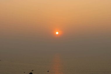 Goa 'da Okyanus Ufkunu ile Güzel Günbatımı manzarası