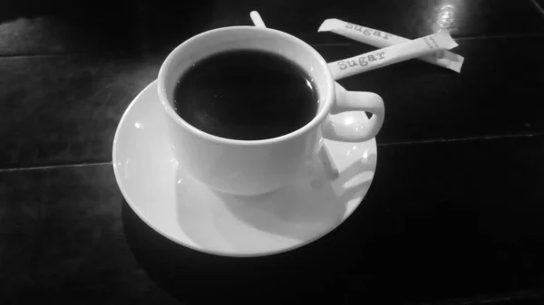 Taza Café Blanco Negro Dos Palitos Azúcar —  Fotos de Stock