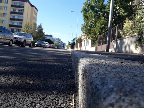 mavi gökyüzü ve asfalt kaldırım
