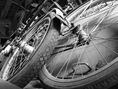 Bisiklet tekerleklerinin siyah beyaz fotoğrafı