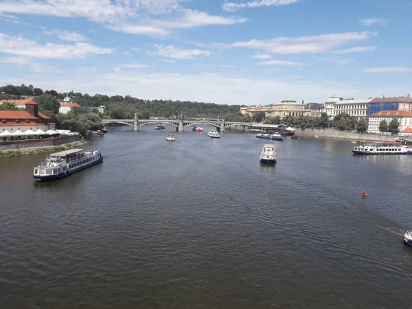 Vltava nehri boyunca giden gemiler.