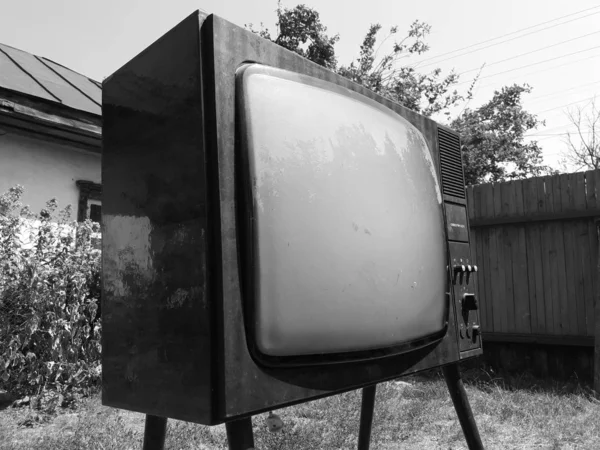 Beyaz bir arka planda eski televizyon köleliği 220