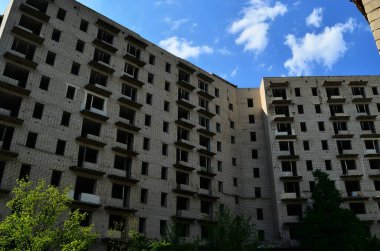 Terk edilmiş bir gökdelenin fotoğrafı..