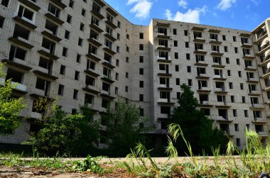 Arka plan için fotoğraf. Terk edilmiş bir gökdelenin cephesi.