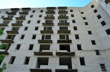 Yörünge köyündeki eski pansiyonun cephesi. Fotoğraf arkaplanı.