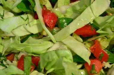 Yiyecekler. Salatalık ve domatesli lahana salatası. Arkaplan için fotoğraf.