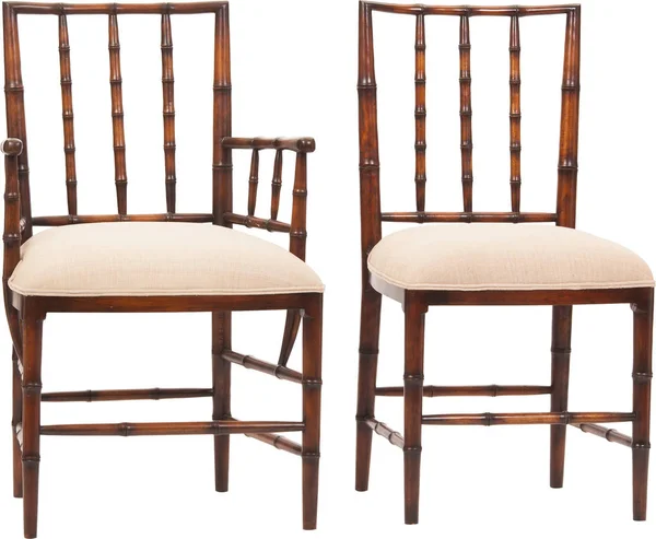Zestaw dwóch zabytkowych krzeseł na białym — Zdjęcie stockowe