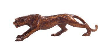 Beyaz bir arka plan üzerinde, izole, zarif bir kedi veya leopar şeklinde ahşap heykelcik