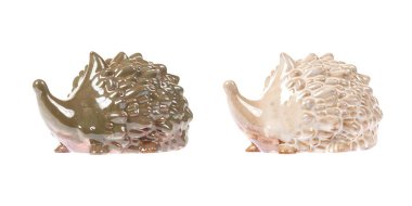 İzole edilmiş iki seramik kirpi seti