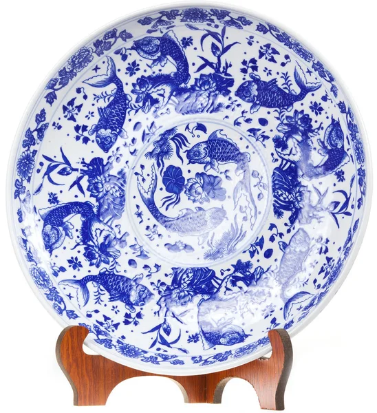 Placas decorativas de cerámica, Placa de cerámica azul y blanca aislada sobre fondo blanco con camino de recorte, Vista lateral — Foto de Stock