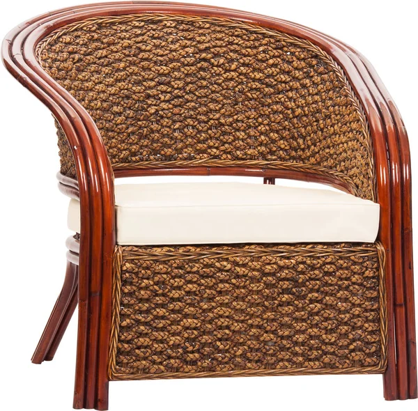 Beyaz yastık izole ile Hasır sandalye — Stok fotoğraf