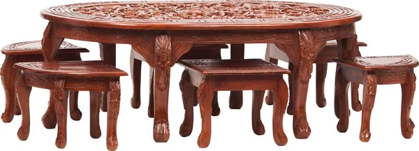 Oturma odası veya bahçe dekorasyon için beyaz arka plan üzerinde ahşap masa ve sandalyeler seti, kumaş net ile üstüne masa — Stok fotoğraf