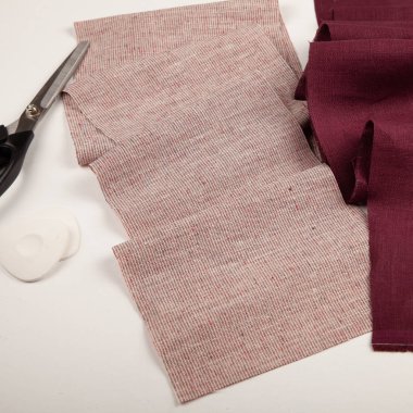 Makaslı kırmızı keten kumaş dokusu