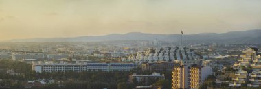 Arka plan renkli gökyüzü kavramı: dramatik Günbatımı ile bulutlar, şehir manzaralı. Alanya, Türkiye, Akdeniz. Panoramik