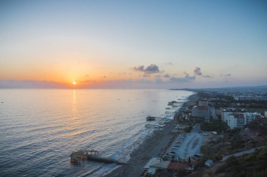 Arka plan renkli gökyüzü kavramı: dramatik Günbatımı ile bulutlar, şehir manzaralı. Alanya, Türkiye, Akdeniz. Panoramik