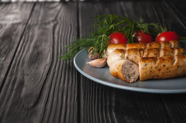 Drie Gegrilde Worstjes Een Grijze Plaat Een Houten Zwarte Achtergrond — Stockfoto