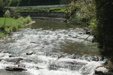 Dağ dere akar taş uzun pozlama üzerinde aşağı