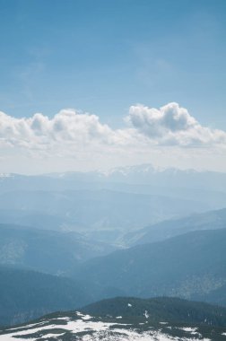 Goverly güzel bir güneşli gün hafif bulutlu ilkbaharda tepesinden Karpatlar karla kaplı dağlarında güzel panoramik manzaralı. Karpatlar, Goverla, Ukrayna