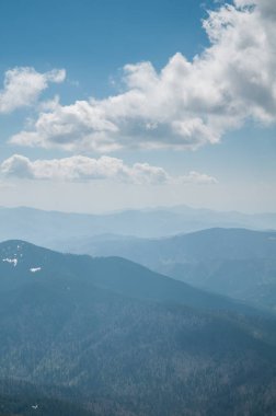 Goverly güzel bir güneşli gün hafif bulutlu ilkbaharda tepesinden Karpatlar karla kaplı dağlarında güzel panoramik manzaralı. Karpatlar, Goverla, Ukrayna