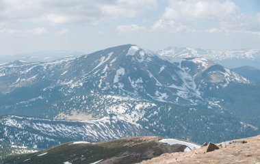 Goverly güzel bir güneşli gün hafif bulutlu ilkbaharda tepesinden Karpatlar karla kaplı dağlarında güzel panoramik manzaralı. Karpatlar, Goverla, Ukrayna