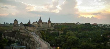 Kamenets antik kentinde bir günbatımı arka planda eski kale-Podolsk, Ukrayna