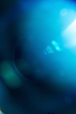 Yıldızlı gece bir arka plan karşı yuvarlak parlama ile Mavi soyut arka plan