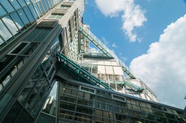 Alt panoramik ve perspektif görünüm çelik mavi cam gökdelenler, endüstriyel mimari, iş mimarisi. Almanya, Hamburg