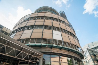 Alt panoramik ve perspektif görünüm çelik mavi cam gökdelenler, endüstriyel mimari, iş mimarisi. Almanya, Hamburg