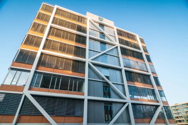 Alt panoramik ve perspektif görünüm çelik mavi cam gökdelenler, endüstriyel mimari, iş mimarisi. Almanya, Hamburg