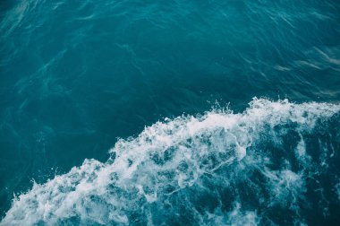 Ege Denizi'nin koyu turkuaz dalgalar Yatlar uzaklaşan. Türkiye, Bodrum