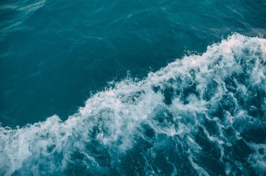 Ege Denizi'nin koyu turkuaz dalgalar Yatlar uzaklaşan. Türkiye, Bodrum