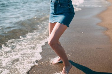 Genç kız deniz kumlu plaj yalınayak, kavram, bacak çalışır