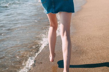 Genç kız deniz kumlu plaj yalınayak, kavram, bacak çalışır