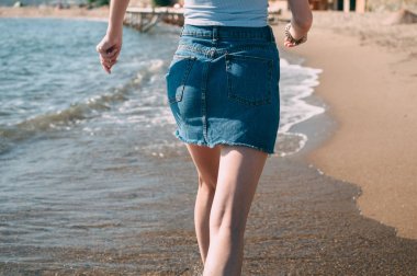 Genç kız deniz kumlu plaj yalınayak, kavram, bacak çalışır